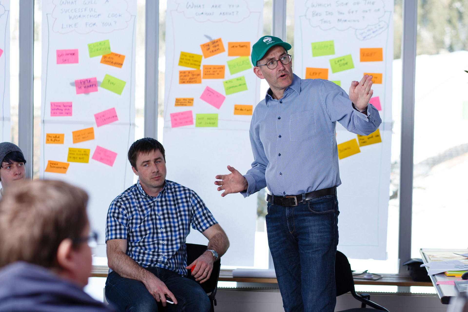 Der Kursleiter David präsentiert vor einer Gruppe Workshopteilnehmern in einem Workshop