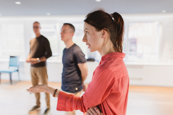 Workshop-Teinehmer lauschen gespannt dem Vortrag von dem Unternehmensberater David.